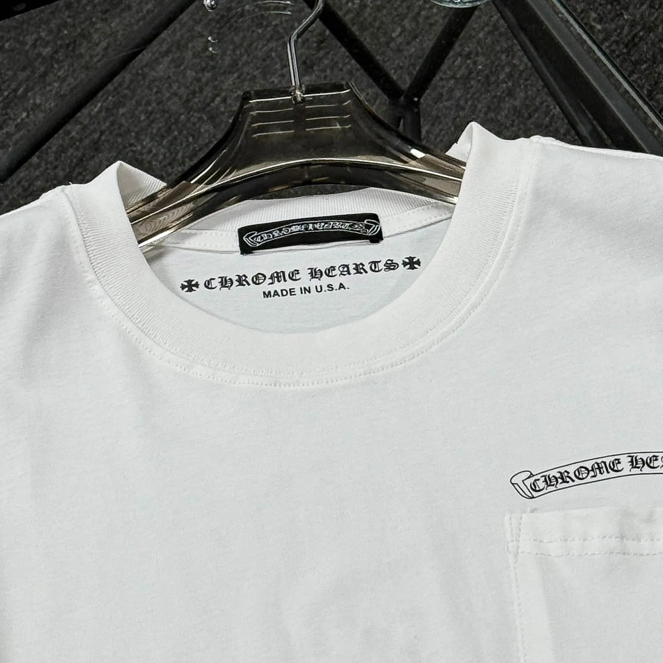P170 Chrome Hearts Chrome Hearts 25 high version. The fabric is made of 300 grams of high-density cotton. It does not deform or shrink. It has three labels. It is the same style for men and women. Technology: digital printing. Color: white, black, pink. SIZE: S-XL